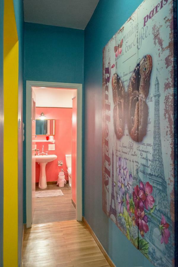 "Casa De Colores", Next To The Metro Athene Buitenkant foto
